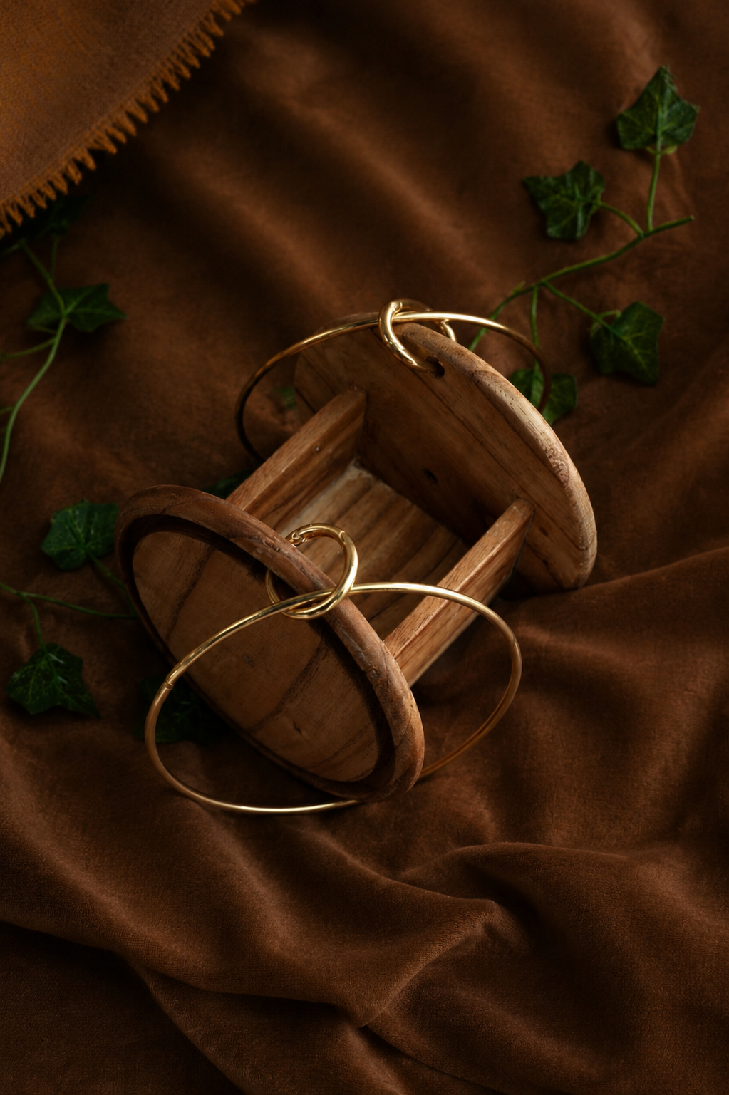Wooden Wheel Structure with Round Golden Clasps and Handles
