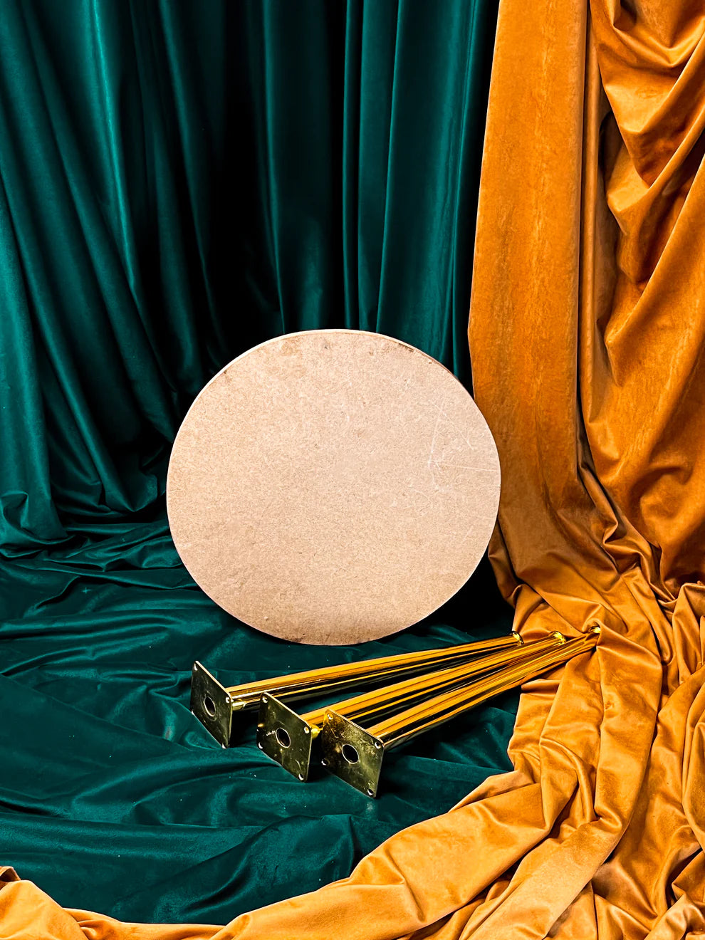 Round Table with Golden Metal Legs (Set of 5)